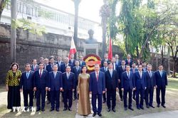Tổng Bí thư, Chủ tịch nước và Phu nhân dâng hoa tại Tượng đài Bác Hồ ở Manila