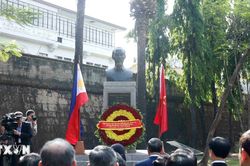 Tổng Bí thư, Chủ tịch nước và Phu nhân dâng hoa tại Tượng đài Bác Hồ ở Manila