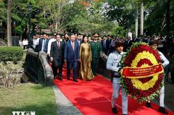 Tổng Bí thư, Chủ tịch nước và Phu nhân dâng hoa tại Tượng đài Bác Hồ ở Manila