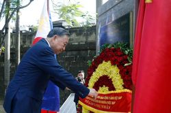 Tổng Bí thư, Chủ tịch nước và Phu nhân dâng hoa tại Tượng đài Bác Hồ ở Manila