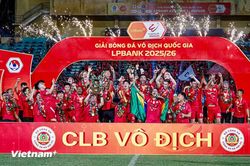 Dàn sao Công an Hà Nội rạng rỡ trong ngày nâng cúp vô địch V-League 2025/26