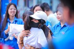 Đồng hành cùng con 'vượt vũ môn'