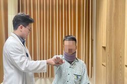 Đau vai gáy, tê bì tay kéo dài - dấu hiệu thoát vị đĩa đệm cột sống cổ dễ bị bỏ qua