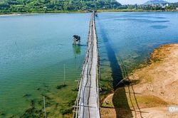 Độc đáo cây cầu gỗ dài nhất Việt Nam bắc qua sông, nối liền hai xã ở Đắk Lắk