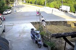 Mất lái khi băng qua ngã tư, người phụ nữ đi xe máy lao thẳng vào nhà dân