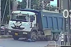 Nam học sinh ngã thẳng dưới đầu xe tải, thoát chết thần kỳ trong gang tấc