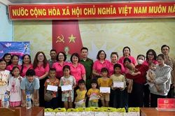 Hội Nữ doanh nhân Gia Lai trao quà Tết Thiếu nhi tại đơn vị kết nghĩa