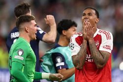 Gabriel từ người hùng thành tội đồ của Arsenal
