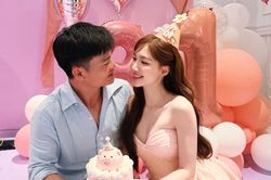 Hòa Minzy tình tứ khóa môi chồng sắp cưới nhân dịp sinh nhật