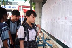 Hơn 150.000 học sinh tại TPHCM làm thủ tục thi vào lớp 10