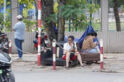 Thi vào lớp 10 ở Hà Nội: Thí sinh vượt qua biến cố gia đình, buổi thi nào cũng ôm mẹ thật chặt