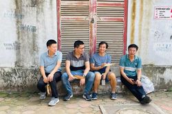 Thi vào lớp 10 ở Hà Nội: Thí sinh vượt qua biến cố gia đình, buổi thi nào cũng ôm mẹ thật chặt