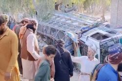 Lật xe tải chở người di cư tại Afghanistan, ít nhất 58 người thương vong