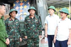 Chủ tịch UBND tỉnh Bắc Ninh Phạm Ho&agrave;ng Sơn động vi&ecirc;n Nh&acirc;n d&acirc;n v&agrave; lực lượng giải ph&oacute;ng mặt bằng s&acirc;n bay Gia B&igrave;nh