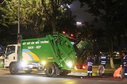 Thu gom, vận chuyển 33 tấn rác sau khai mạc DIFF 2026