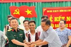 Ban Chỉ huy Quân sự xã Đak Pơ, Trường THCS và THPT Y Đôn kết nghĩa với làng Krông Hra