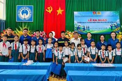 Tặng quà, hỗ trợ học sinh khó khăn và tuyên truyền pháp luật tại Trường Tiểu học Trần Hưng Đạo