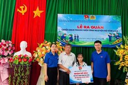 Tặng quà, hỗ trợ học sinh khó khăn và tuyên truyền pháp luật tại Trường Tiểu học Trần Hưng Đạo