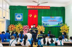 Tặng quà, hỗ trợ học sinh khó khăn và tuyên truyền pháp luật tại Trường Tiểu học Trần Hưng Đạo
