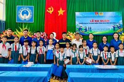 Tặng quà, hỗ trợ học sinh khó khăn và tuyên truyền pháp luật tại Trường Tiểu học Trần Hưng Đạo