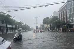 Mưa lớn khiến một số tuyến đường ở Nha Trang bị ngập sâu