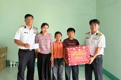 Trung tâm Huấn luyện Vùng 4 Hải quân tặng quà con ngư dân nhận đỡ đầu
