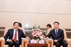 Bí thư Tỉnh ủy Lào Cai Dương Quốc Huy thăm và làm việc với lãnh đạo châu Hồng Hà