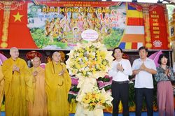 Trưởng Ban Tuyên giáo và Dân vận Tỉnh ủy Dương Đức Huy dự Lễ Phật đản tại Chùa Tân Bảo
