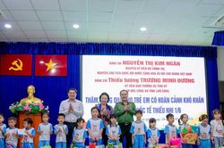 Nguyên Chủ tịch Quốc hội Nguyễn Thị Kim Ngân tặng quà cho trẻ em Đặc khu Phú Quý
