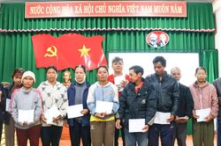 113 hộ dân khó khăn xã Hiệp Thạnh được hỗ trợ sinh kế, trao quà