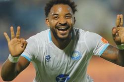 Nguyễn Xuân Son lập hat-trick đẳng cấp giúp Nam Định thắng đậm SLNA 3-0