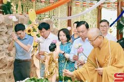 Đồng chí Phó Chủ tịch Thường trực UBND tỉnh Sơn La dự Lễ khánh thành công trình sửa chữa, cải tạo chùa Vặt Hồng tại phường Mộc Châu.