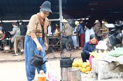 Người tự nguyện đun nước sôi cho những phiên chợ chè