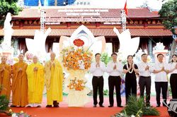 Đồng chí Đinh Quang Tuyên dự Đại lễ Phật đản tại chùa Phù Liễn