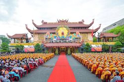 Hàng ngàn Tăng Ni, Phật tử tham dự Đại lễ Phật đản Phật lịch 2570 tại Việt Nam Quốc Tự