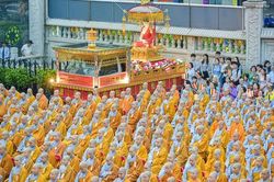 Hàng ngàn Tăng Ni, Phật tử tham dự Đại lễ Phật đản Phật lịch 2570 tại Việt Nam Quốc Tự
