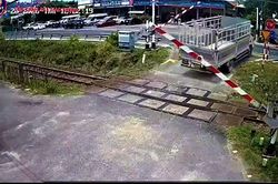 Tước bằng lái tài xế điều khiển xe tải vượt đường ngang khi đèn cảnh báo đã bật sáng