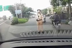 Người đàn ông hỏi CSGT ''Em có biết anh không'' xin lỗi, tài xế đi sai làn bị xử phạt
