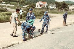 Trung đoàn 151 chung tay bảo vệ môi trường, xây dựng đảo xanh bền vững