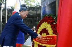 Tổng Bí thư, Chủ tịch nước Tô Lâm dâng hoa tại Tượng đài Chủ tịch Hồ Chí Minh ở Philippines