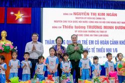 Lâm Đồng: Thăm, tặng quà thiếu nhi và động viên lực lượng làm nhiệm vụ tại Đặc khu Phú Quý