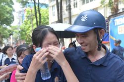 Nhiều thí sinh bật khóc sau khi kết thúc bài thi môn Toán vào lớp 10 Hà Nội