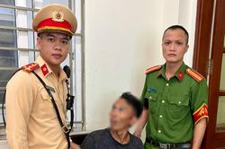 Hà Nội: Kịp thời khống chế người đàn ông có biểu hiện bất thường, đập phá tài sản trên phố