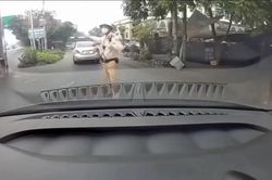 Xác minh việc người tự xưng thày dạy lái xe 'tranh cãi' với CSGT