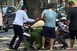 Cảnh sát khống chế đối tượng mang bồ cào đập phá ô tô trên phố