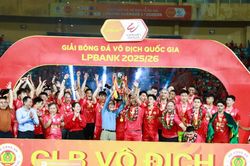 CLB Công an Hà Nội 'mở hội' ăn mừng chiến thắng tại sân Hàng Đẫy