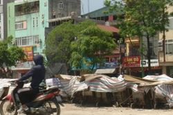 Thi công dang dở, đường Nguyễn Cảnh Dị thành nơi đổ rác