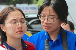 Thí sinh bật khóc trước cổng trường sau giờ thi Toán lớp 10 Hà Nội