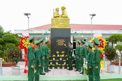 Thiêng liêng tượng đài 'Bác Hồ với chiến sĩ Biên phòng'