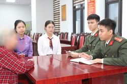 Người phụ nữ ôm 450 triệu đến ngân hàng, nhân viên lập tức báo công an